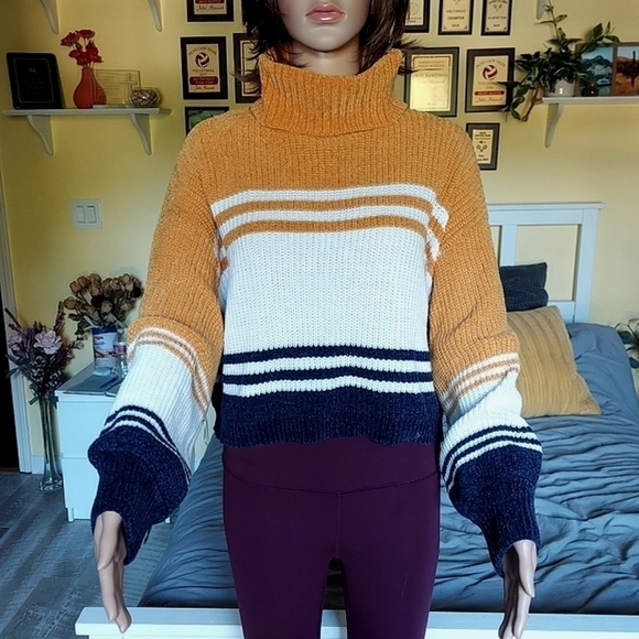 Takara Oversized Cropped Striped Turtleneck Sweater - Picture 5 of 12